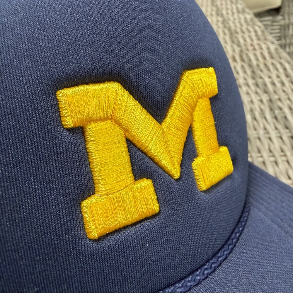 Michigan Wolverines Trucker Cap! Like NEW! - Picture 5 of 11